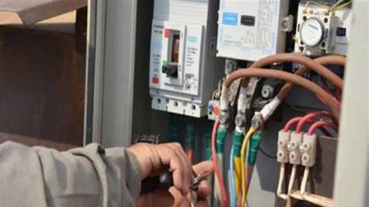 الكهرباء تحدد مواعيد تخفيف الأحمال عن المنشآت والمنازل